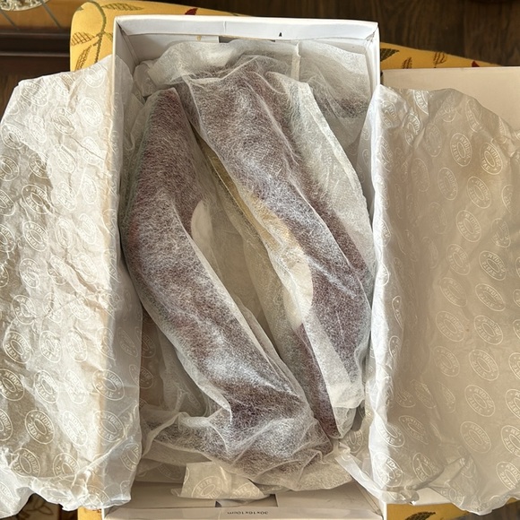 ✨🎄✨ K&M Bordeaux Red Velvet Heels Size 8B NWT - Picture 11 of 11